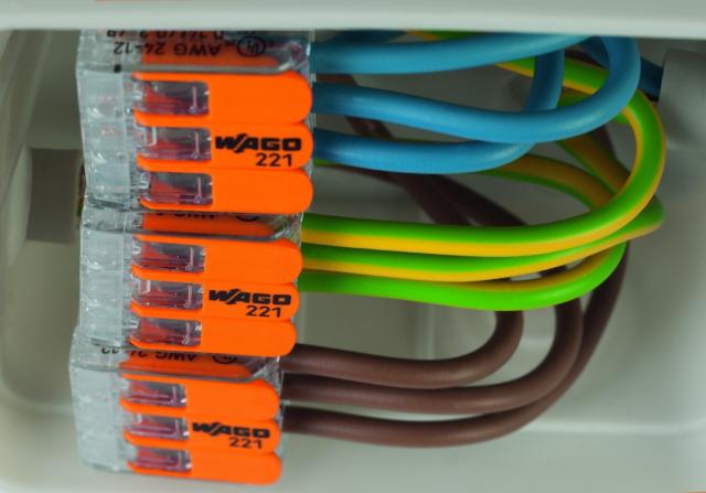 Conector de cable WAGO en comparación cos métodos de conexión de cable tradicionais